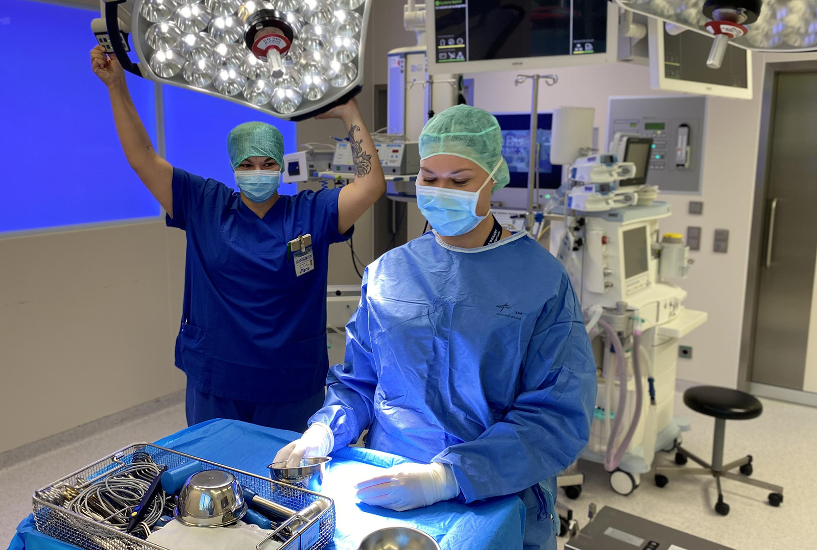 Jil Luisa training as a surgical technologist